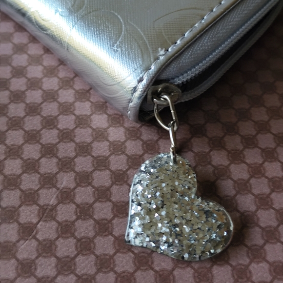4/$50⭐️Silver Heart Embossed Wallet - Picture 4 of 10